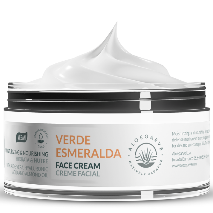 Hyaluronsäure und Aloe Vera: Natürliche Feuchtigkeitspflege für strahlende, gesunde Mischhaut